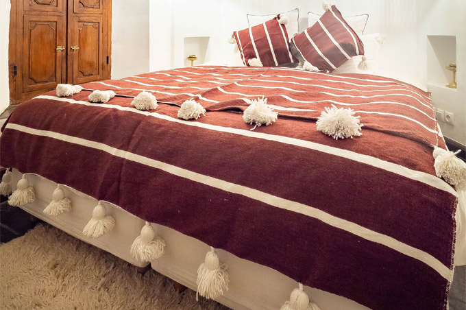 Brown blanket with pom poms - Moroccan Rugs Blankets